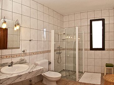 Ferienhaus in Costa Teguise - Vorderes Badezimmer mit Fenster zum Garten