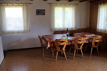 Ferienhaus in Fiesch - Tisch mit Eckbank