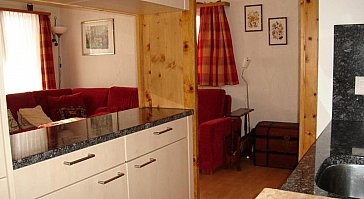 Ferienwohnung in Celerina - Küche Blick Richtung Wohnzimmer