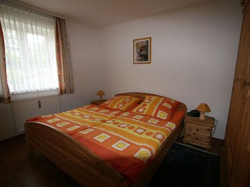 Ferienwohnung in Alkersum - Das Elternschlafzimmer mit Doppelbett