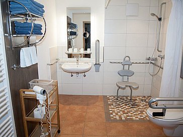 Ferienwohnung in Bad Wiessee - Badezimmer mit Duschstuhl und Haltegriffen