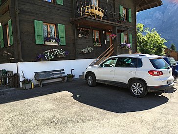Ferienwohnung in Kandersteg - Parkplatz vor dem Haus