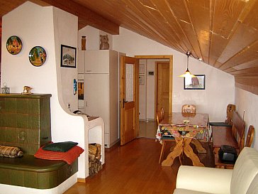 Ferienwohnung in Vals - Ess-Ecke mit Kachelofen