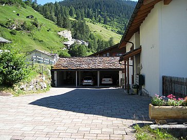 Ferienwohnung in Vals - Autounterstand links