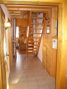 Ferienwohnung in Urmein - Flur mit Treppe zur Galerie