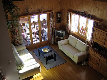 Ferienwohnung in Urmein - Wohnzimmer mit Blick auf Balkon