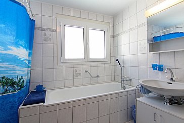 Ferienwohnung in Fieschertal - Badezimmer mit Badewanne und Dusche