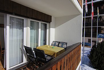 Ferienwohnung in Fieschertal - Essplatz auf dem Balkon mit schöner Aussicht
