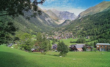 Ferienwohnung in Fieschertal - Blick ins Dorf und auf die Berge
