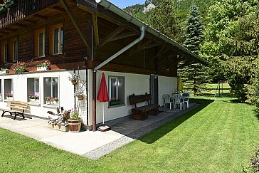 Ferienwohnung in Meiringen - Eingang und Liegewiese