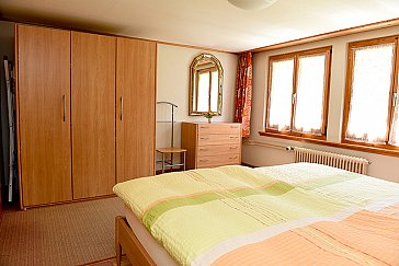 Ferienwohnung in Meiringen - Schlafzimmer Doppelbett