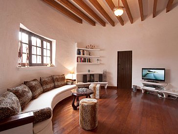 Ferienhaus in Puerto de Pollensa, Port de Pollença - Runder Salon - Blick auf Flachbild-TV