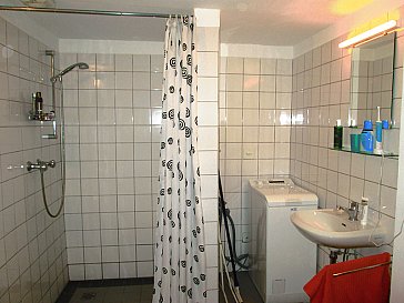 Ferienhaus in Lugano-Cadro - Badezimmer mit Wasmachine