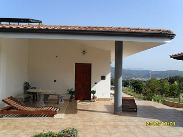 Ferienhaus in Gonnesa - Terrasse mit Gartenmöbeln und Barbeque