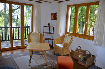 Ferienhaus in Monte Brè sopra Locarno - Wohnraum mit Fenster zum Balkon