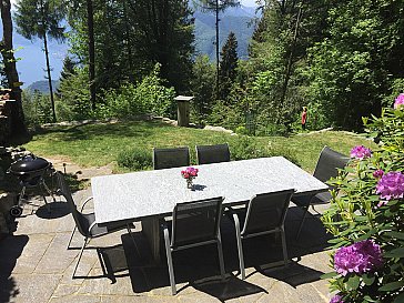 Ferienhaus in Monte Brè sopra Locarno - Gartensitzplatz mit Blick auf den Lago Maggiore