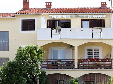 Ferienwohnung in Zadar - Hausansicht mit Garten