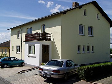 Ferienwohnung in Oberscheidweiler - Aussenansicht mit Parkplatz