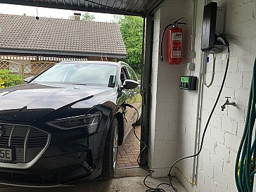 Ferienhaus in Haselünne - E-Auto beim Laden