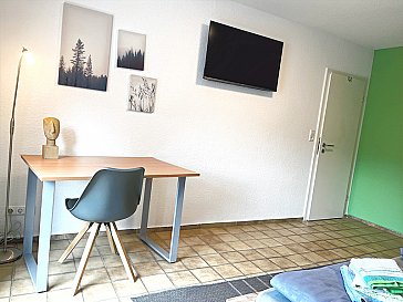 Ferienhaus in Haselünne - Schlafzimmer II mit Schreibtisch und Fernseher