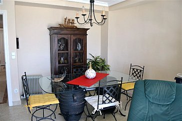 Ferienhaus in Almuñécar - Im Wohnzimmer gibt es einen gläsernene Esstisch