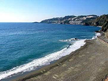 Ferienwohnung in Almuñécar - Von der Terrasse blicken Sie auf Strand und Hafen