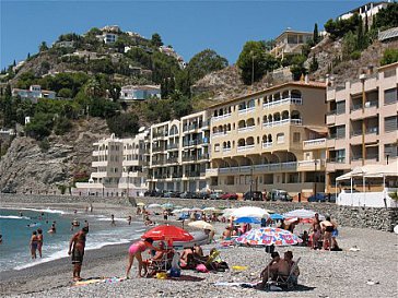 Ferienwohnung in Almuñécar - Im August liegen Sprotbotte in der geschützten Bu