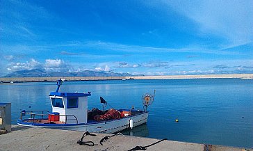 Ferienwohnung in Balestrate - Balestrate Fischerboot im Hafen