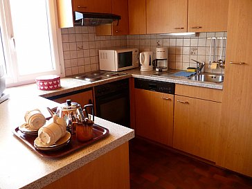 Ferienhaus in Fiesch - Küche mit Kochherd, Microwelle, Geschirrspühler