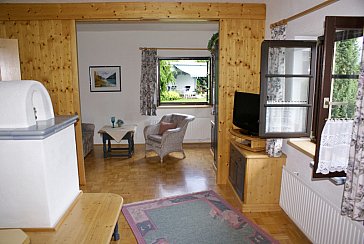 Ferienwohnung in Techendorf-Neusach - Blick durch den Wohnraum in den Garten
