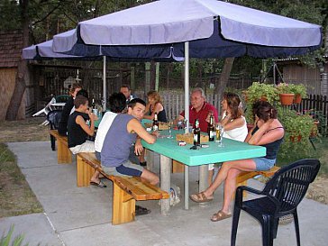 Ferienhaus in Kiskunhalas - Fröhliche Runde vor dem Sommerrestaurant