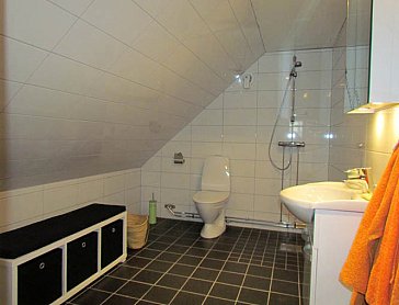 Ferienhaus in Vissefjärda - Bad mit Dusche und WC - oben