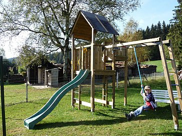 Ferienwohnung in Morgenröthe-Rautenkranz - Kletterturm hinter dem Ferienhaus