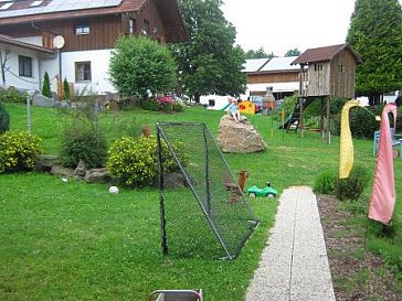 Ferienwohnung in Konzell - Blick vom Fussballplatz auf das Baumhaus