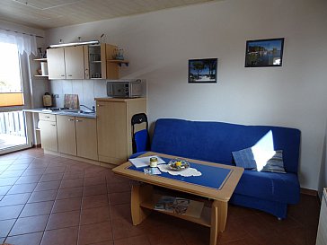 Ferienwohnung in Dranske - Küche und Sitzecke Seeglas für 'Zwei' mit Hausti