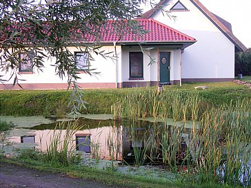 Ferienwohnung in Dranske - Aussenbereich mit Blick auf den Teich