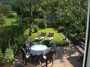 Ferienhaus in Idar-Oberstein - Terrasse mit Liegewiese