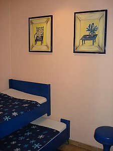 Ferienwohnung in Ulmen - Ein kleines Schlafzimmer mit einem Rollbett