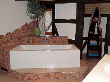 Ferienwohnung in Blumberg - Badezimmer mit Whirlpoolbadewanne