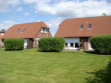 Ferienhaus in Friedrichskoog-Spitze - Terrassenseite (S/W) beider Doppelhäuser