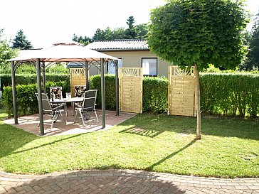 Ferienhaus in Dargun - Pavillon im Garten