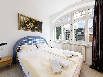 Ferienwohnung in Binz - Schlafzimmer mit Doppelbett und Kleiderschrank
