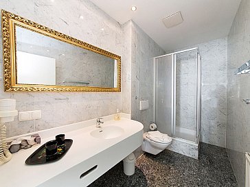 Ferienwohnung in Binz - Badezimmer mit Dusche WC und Föhn