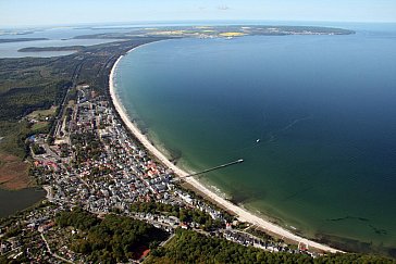 Ferienwohnung in Binz - Luftaufnahme Binz mit Strand und Bucht