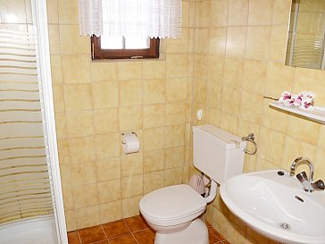 Ferienwohnung in Sonnleitn - Badezimmer mit Dusche/WC und Föhn