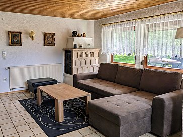 Ferienhaus in Bisingen - Wohnbereich mit Kachelofen