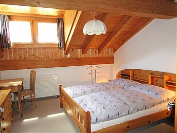 Ferienwohnung in S-chanf - Zimmer mit Doppelbett