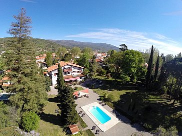 Ferienwohnung in Prades - Luftaufnahme der Villa du Parc mit Park und Pool