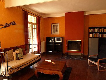 Ferienwohnung in Prades - Wohnzimmer mit Kamin vom Steinhaus (Maison Rose)