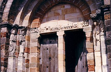Ferienhaus in Thines-Les Vans - Portal der Kirche in Thines